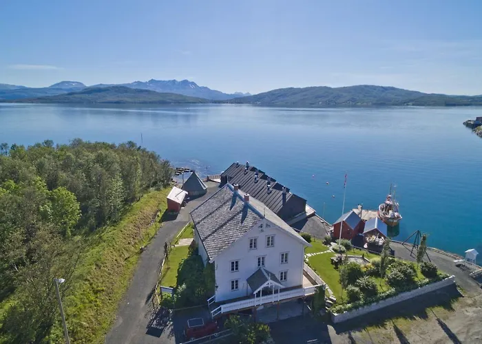 Hotell Finsnes Gaard 2*